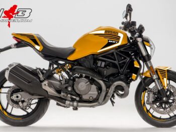 Monster 821 weiß auf gelber Maschine